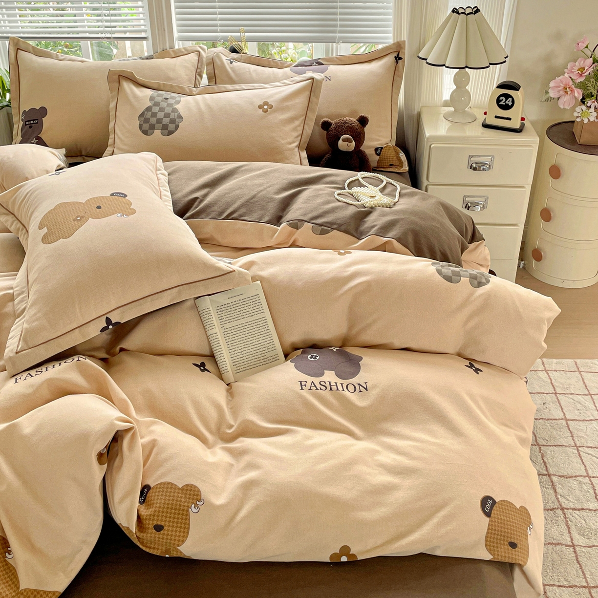 91家纺网 家纺一手货源 找家纺 纽缦家纺 2025新款全棉纯棉磨毛印花四件套 欧尼熊灰