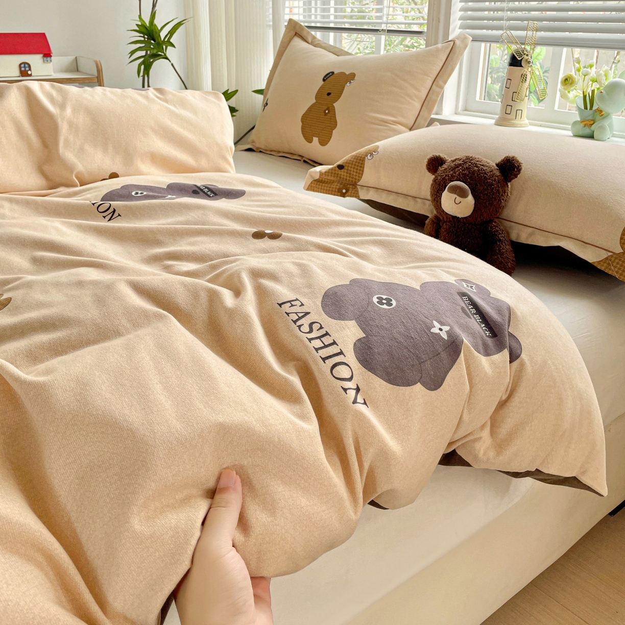 91家纺网 家纺一手货源 找家纺 纽缦家纺 2025新款全棉纯棉磨毛印花四件套 欧尼熊灰
