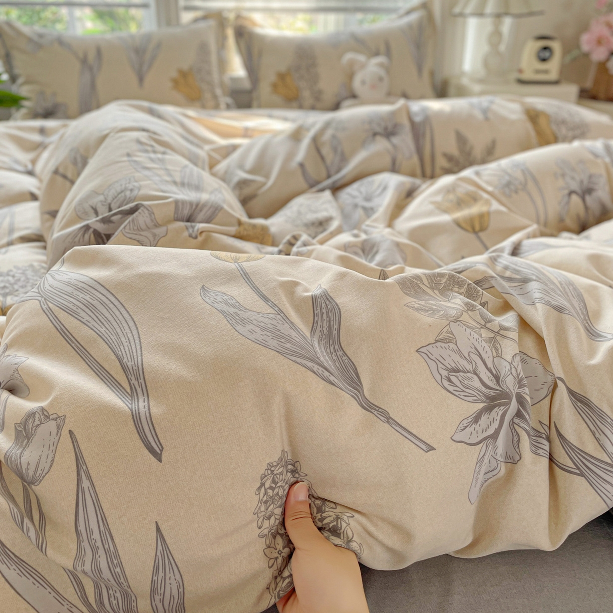 91家纺网 家纺一手货源 找家纺 纽缦家纺 2025新款全棉纯棉磨毛印花四件套 且听风铃灰