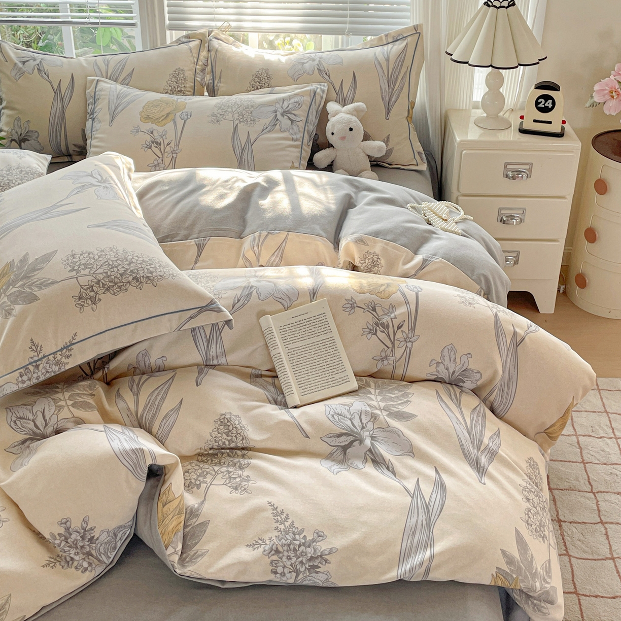 91家纺网 家纺一手货源 找家纺 纽缦家纺 2025新款全棉纯棉磨毛印花四件套 且听风铃灰