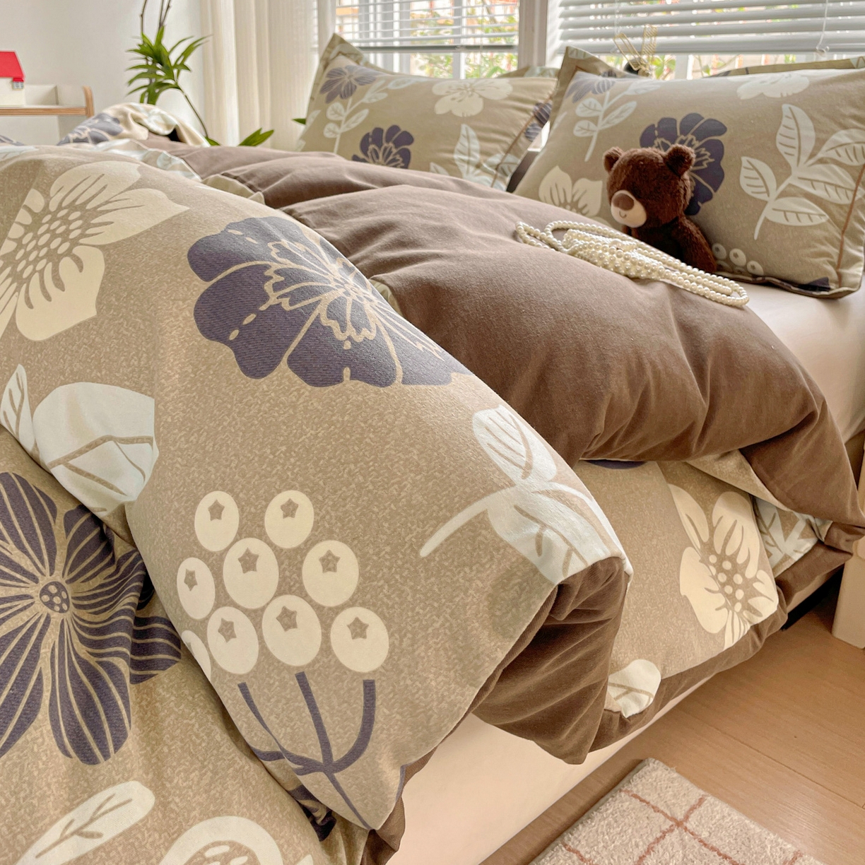 91家纺网 家纺一手货源 找家纺 纽缦家纺 2025新款全棉纯棉磨毛印花四件套 清风微甜灰