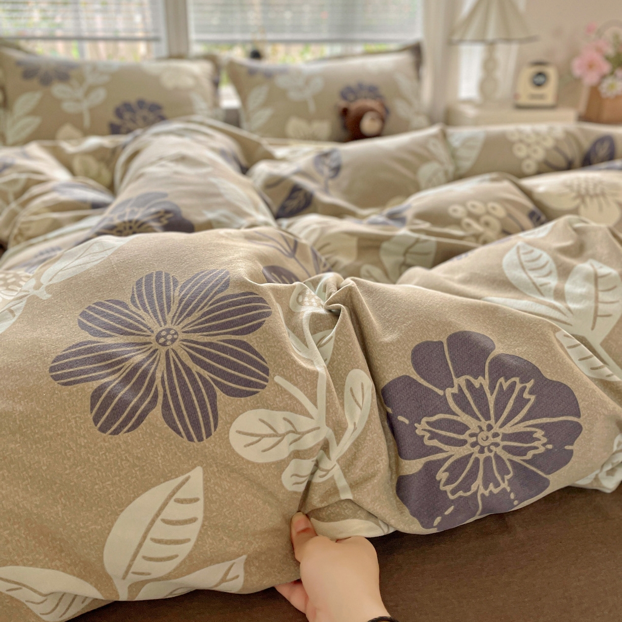 91家纺网 家纺一手货源 找家纺 纽缦家纺 2025新款全棉纯棉磨毛印花四件套 清风微甜灰