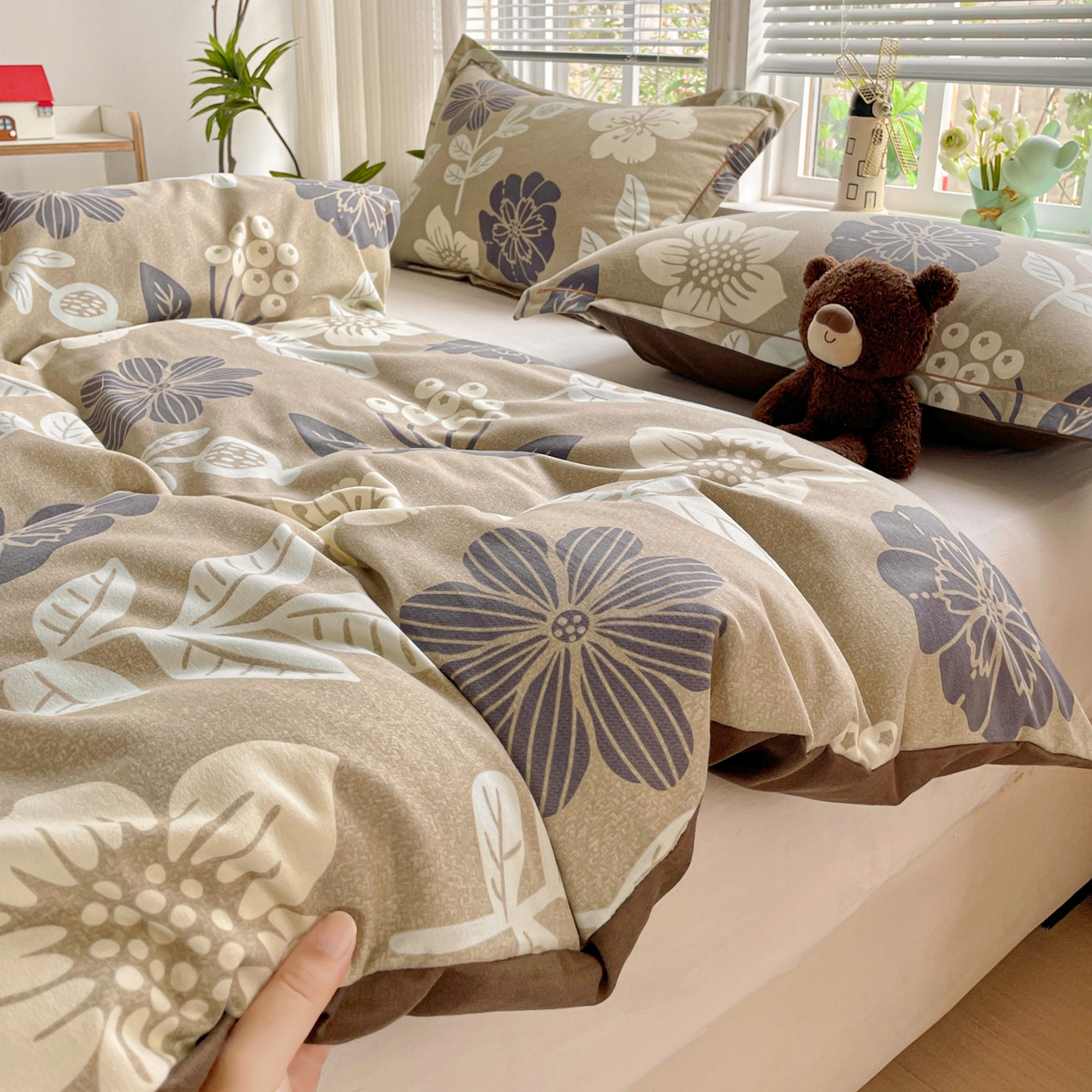 91家纺网 家纺一手货源 找家纺 纽缦家纺 2025新款全棉纯棉磨毛印花四件套 清风微甜灰