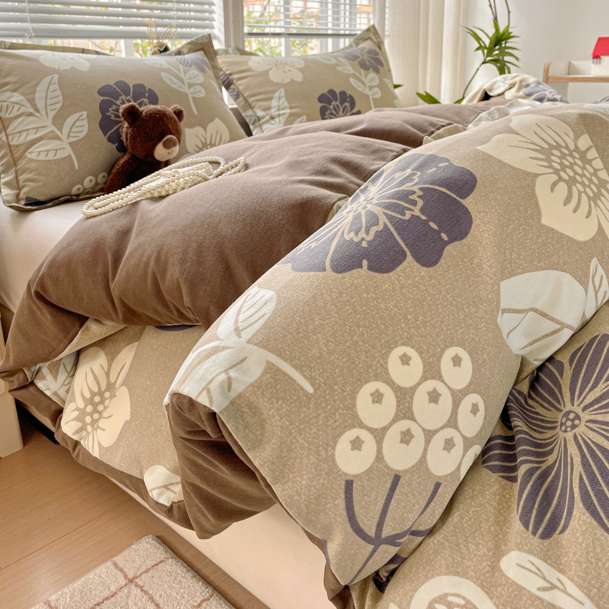 91家纺网 家纺一手货源 找家纺 纽缦家纺 2025新款全棉纯棉磨毛印花四件套 清风微甜灰