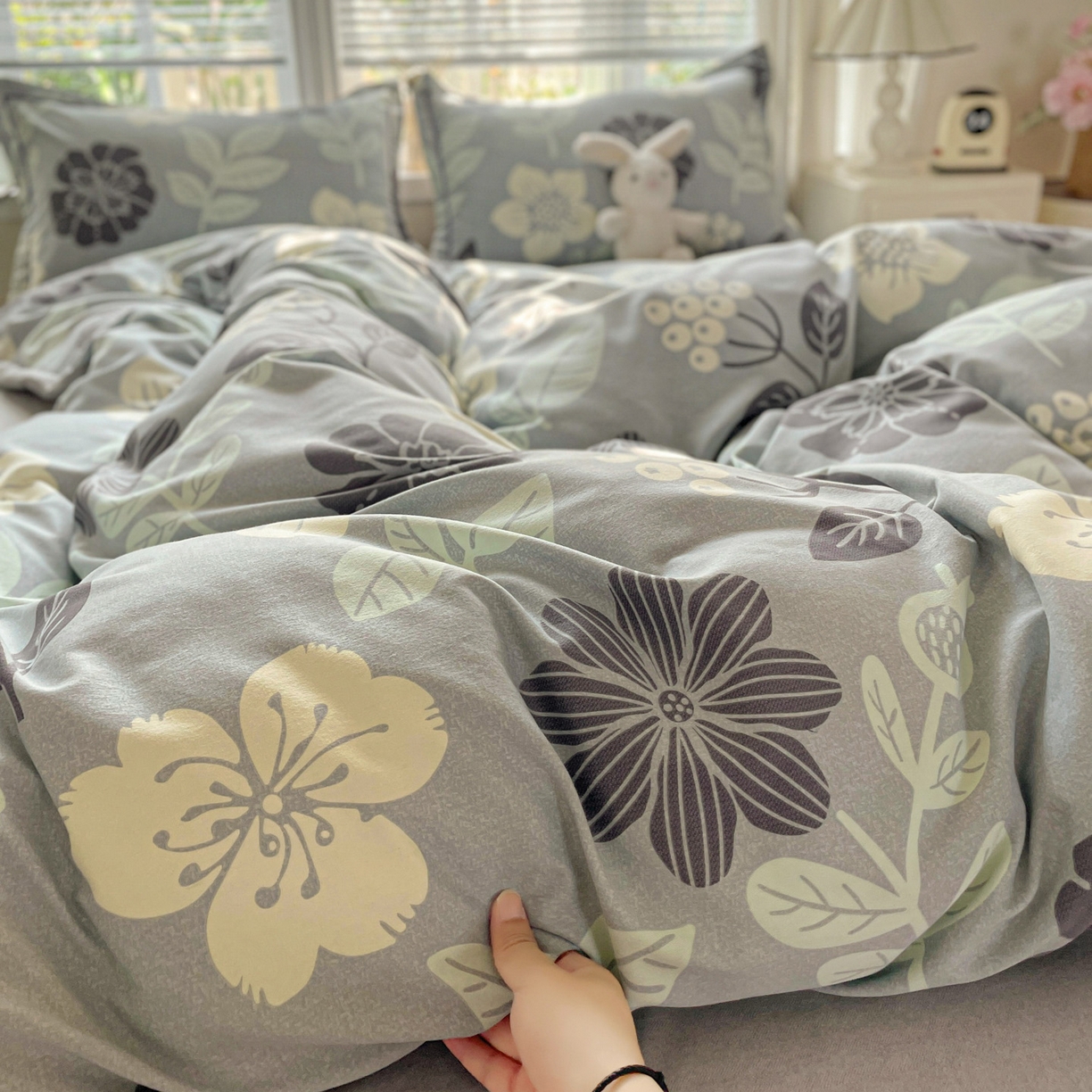 91家纺网 家纺一手货源 找家纺 纽缦家纺 2025新款全棉纯棉磨毛印花四件套 清风微甜蓝