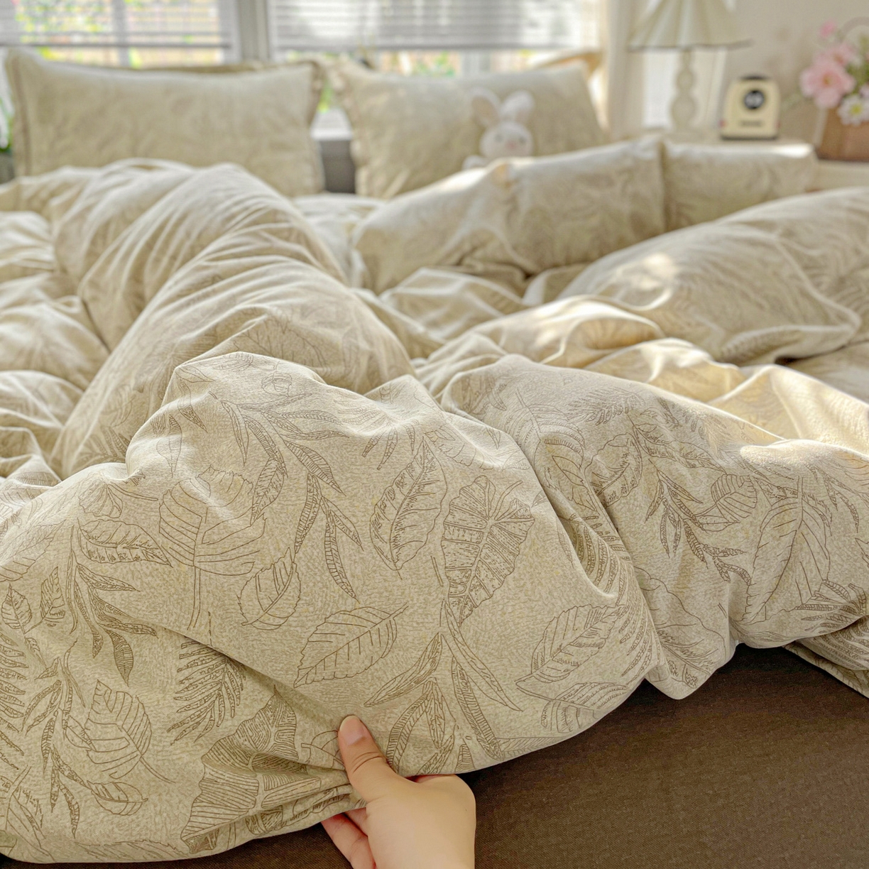 91家纺网 家纺一手货源 找家纺 纽缦家纺 2025新款全棉纯棉磨毛印花四件套 叶之舞咖