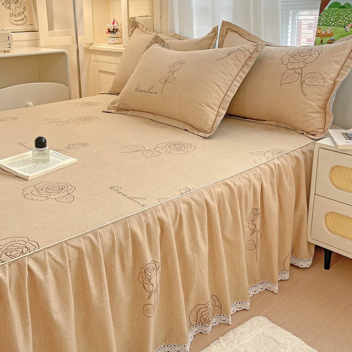 91家纺网 家纺一手货源 找家纺 纽缦家纺 2025新款全棉纯棉磨毛印花单品床裙 床裙单件 法风玫瑰咖