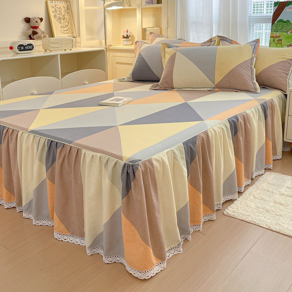 91家纺网 家纺一手货源 找家纺 纽缦家纺 2025新款全棉纯棉磨毛印花单品床裙 床裙单件 几何神话桔