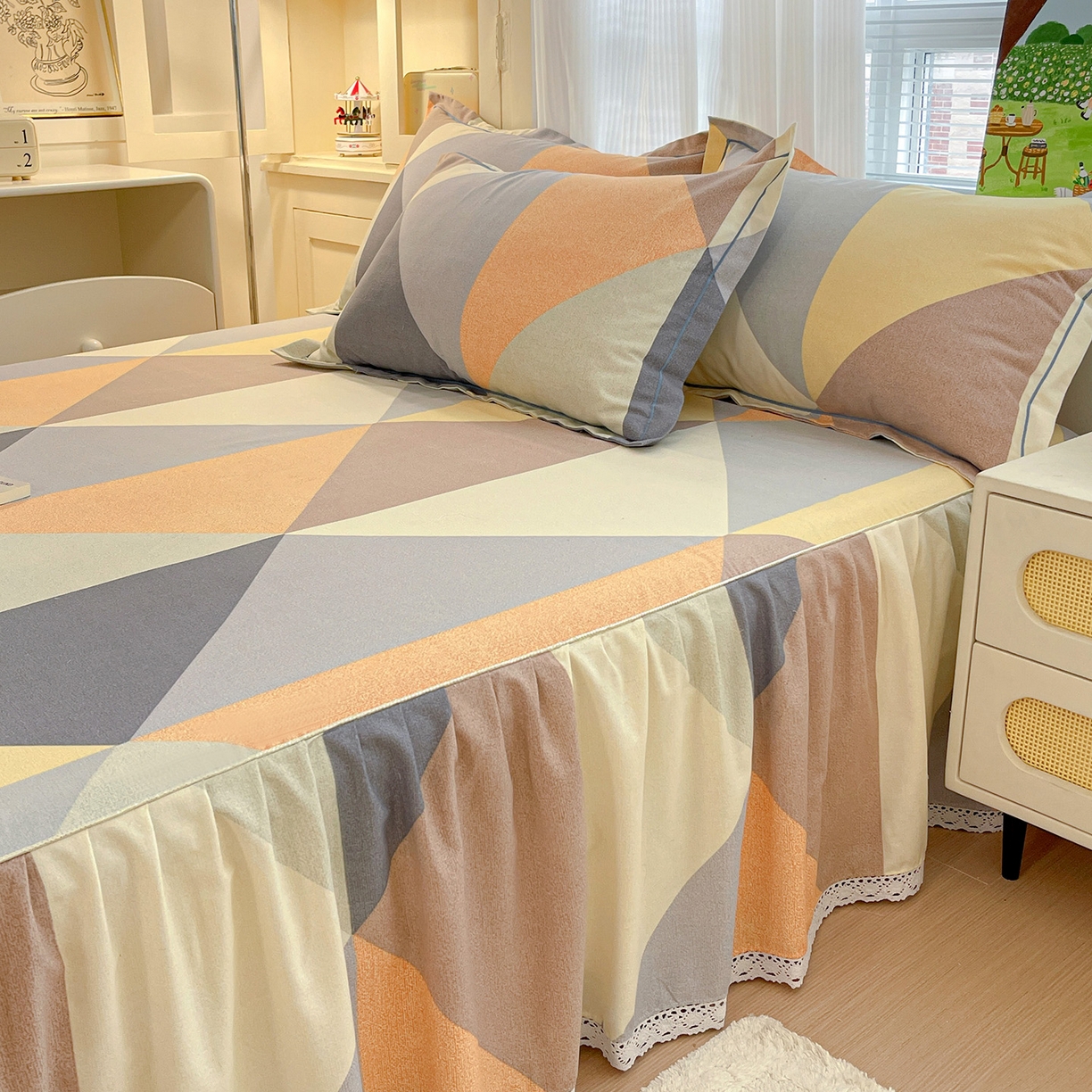 91家纺网 家纺一手货源 找家纺 纽缦家纺 2025新款全棉纯棉磨毛印花单品床裙 床裙单件 几何神话桔