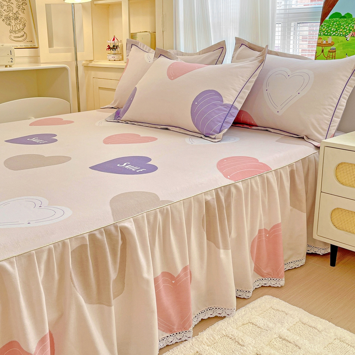 91家纺网 家纺一手货源 找家纺 纽缦家纺 2025新款全棉纯棉磨毛印花单品床裙 床裙单件 浪漫心事粉