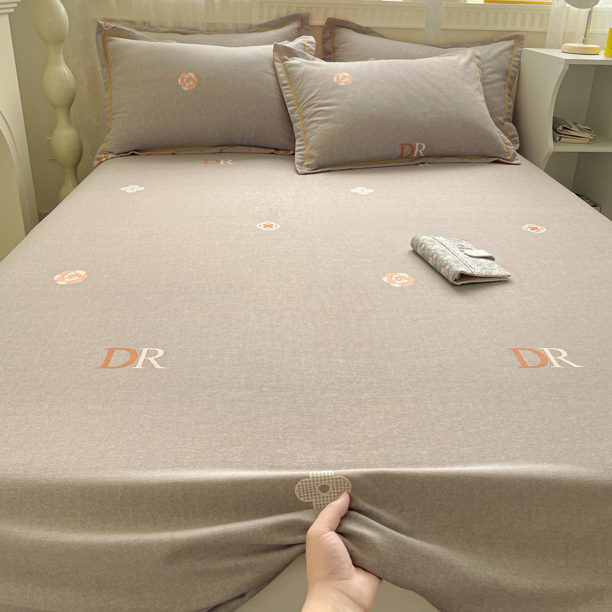 91家纺网 家纺一手货源 找家纺 纽缦家纺 2025新款全棉纯棉磨毛印花单床单 床单单件 迪诺之旅灰