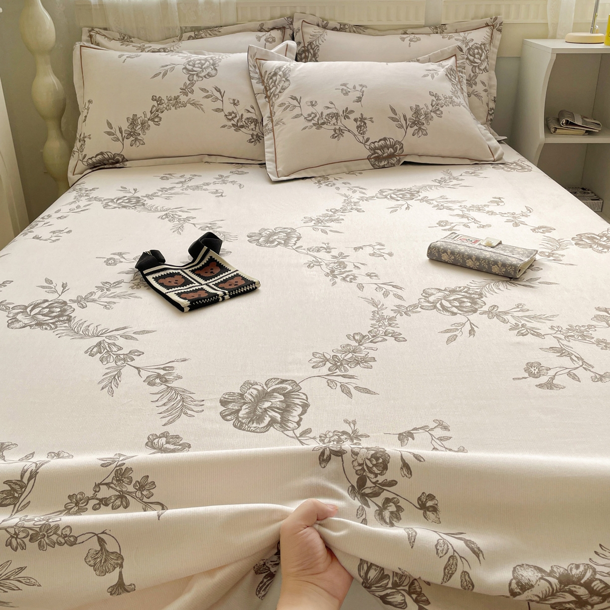 91家纺网 家纺一手货源 找家纺 纽缦家纺 2025新款全棉纯棉磨毛印花单床单 床单单件 复古花意灰