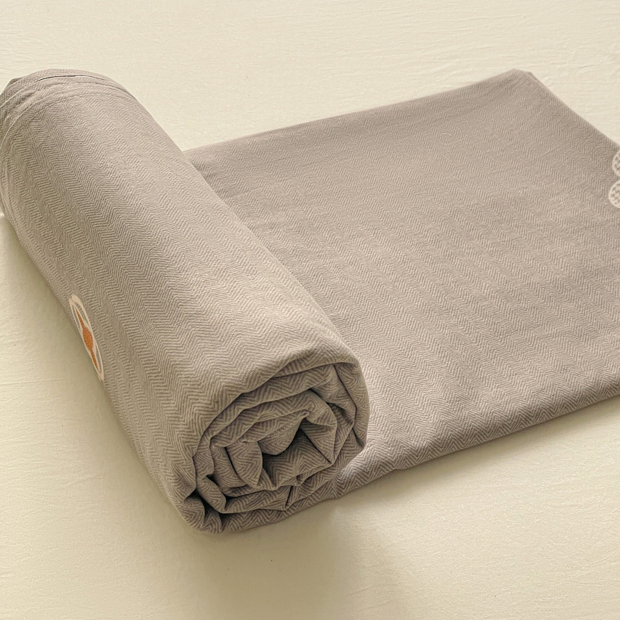 91家纺网 家纺一手货源 找家纺 纽缦家纺 2025新款全棉纯棉磨毛印花单床单 床单单件 迪诺之旅灰