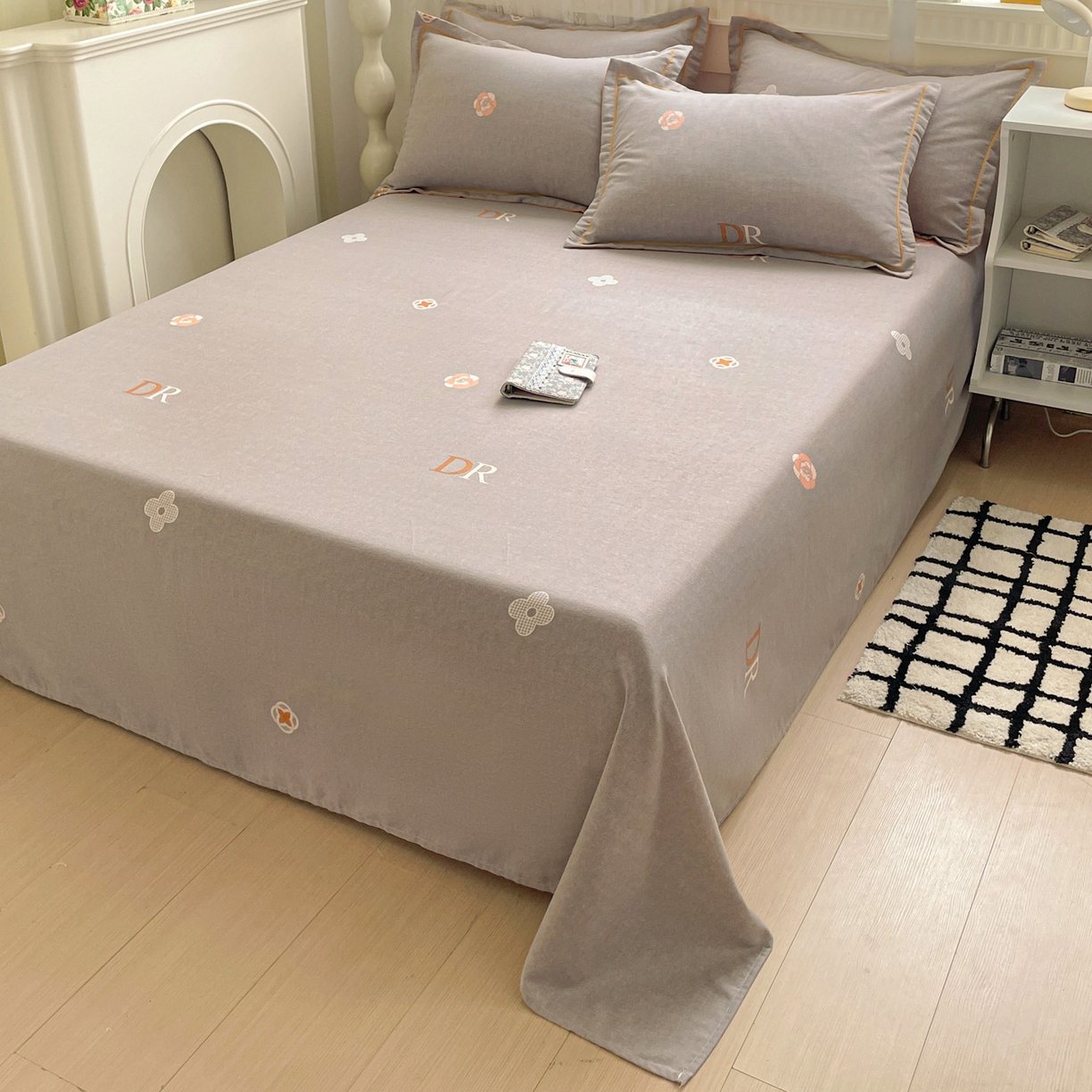 91家纺网 家纺一手货源 找家纺 纽缦家纺 2025新款全棉纯棉磨毛印花单床单 床单单件 迪诺之旅灰