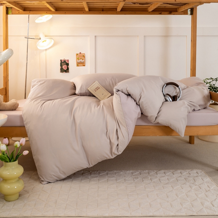 91家纺网 家纺一手货源 找家纺 芷凡家纺 2024新款水洗磨毛纯色双拼学生三件套四件套 杏色+玫瑰金