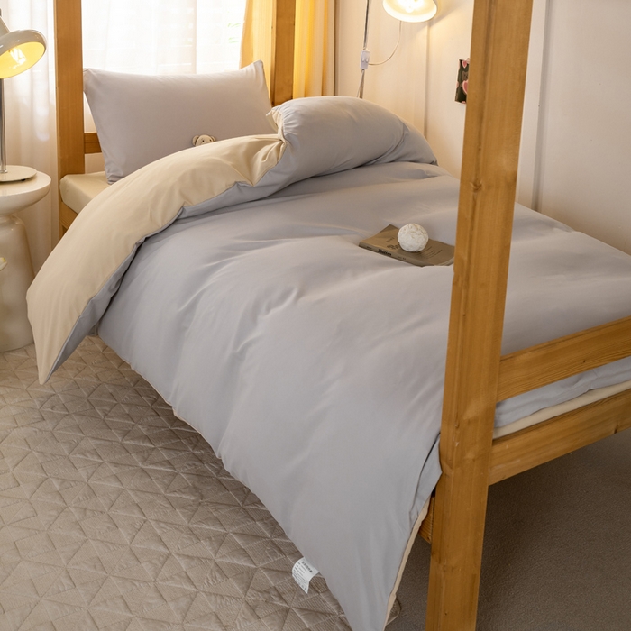 91家纺网 家纺一手货源 找家纺 芷凡家纺 2024新款水洗磨毛纯色双拼学生三件套四件套 卡其+奶茶