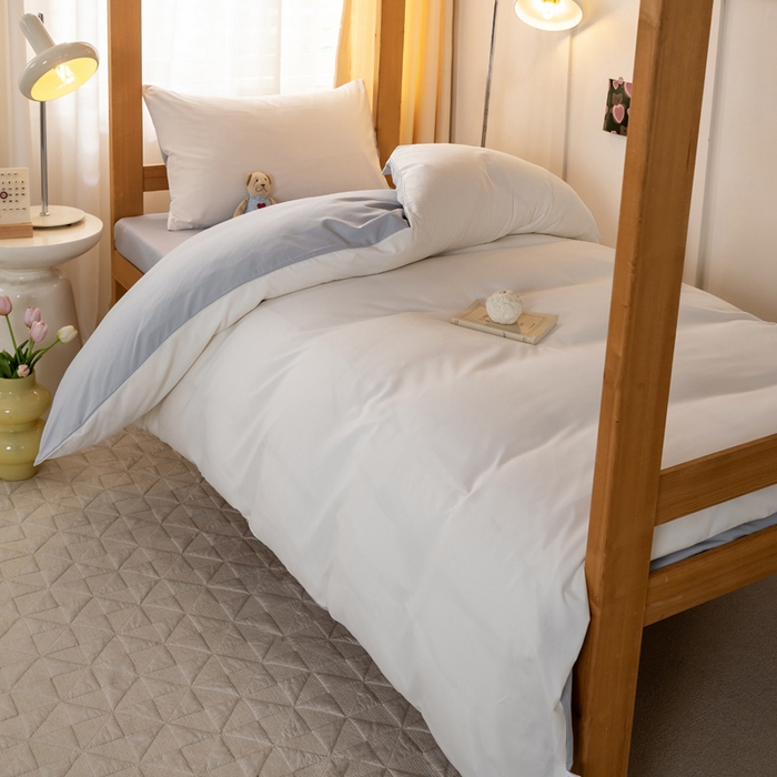 91家纺网 家纺一手货源 找家纺 芷凡家纺 2024新款水洗磨毛纯色双拼学生三件套四件套 普白+银灰