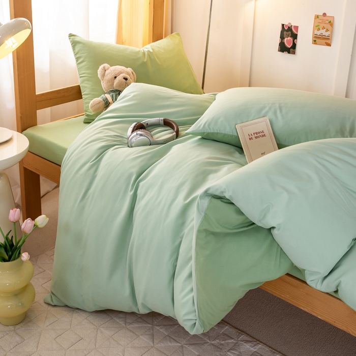 91家纺网 家纺一手货源 找家纺 芷凡家纺 2024新款水洗磨毛纯色双拼学生三件套四件套 浅绿+草绿