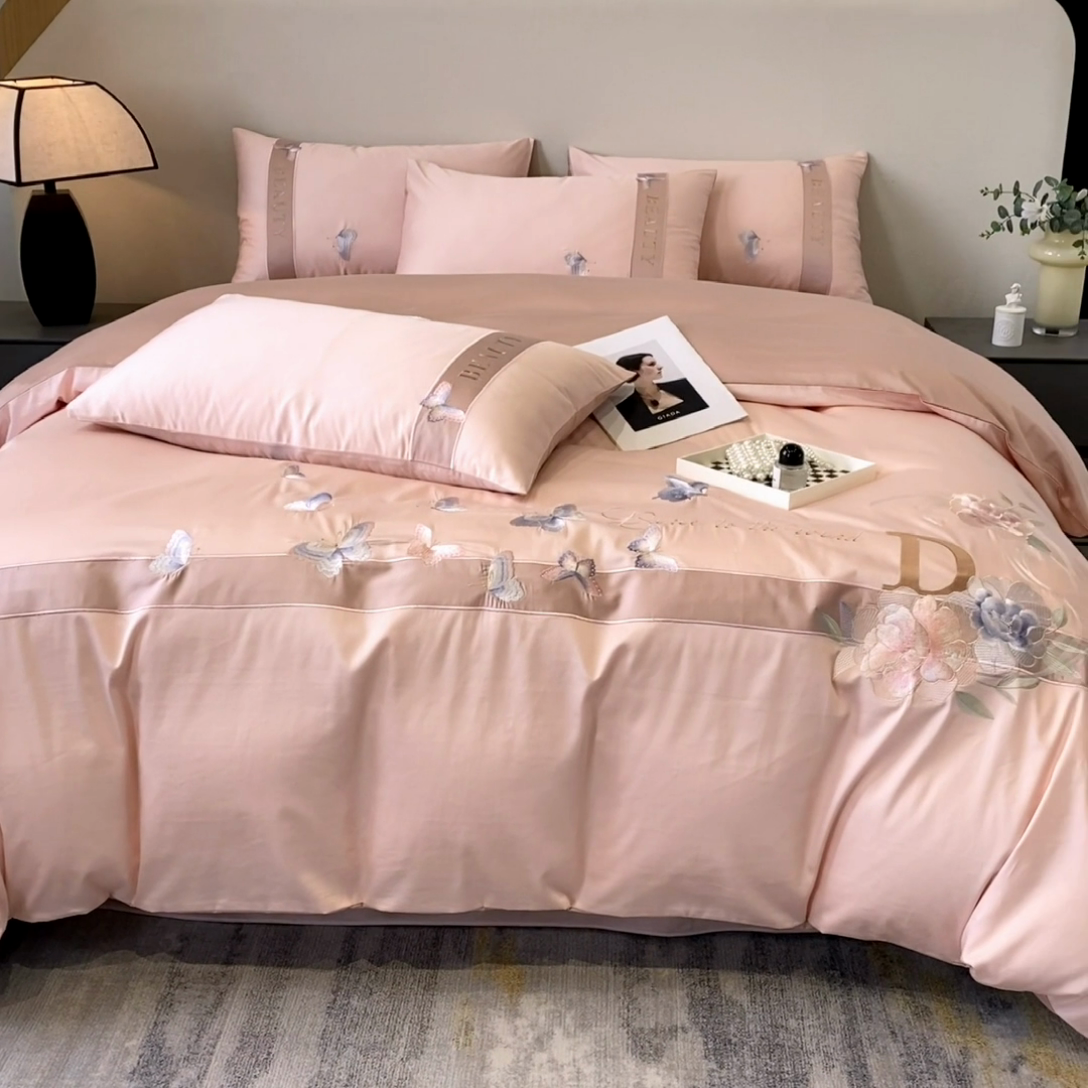 91家纺网 家纺一手货源 找家纺 桃园 2025新款纯棉全棉长绒棉刺绣绣花四件套-蝶恋花 （高端礼盒） 蝶恋花-轻奢粉