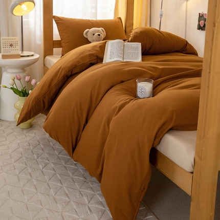 91家纺网 家纺一手货源 找家纺 芷凡家纺 2024新款水洗磨毛纯色双拼学生三件套四件套 焦糖+杏色