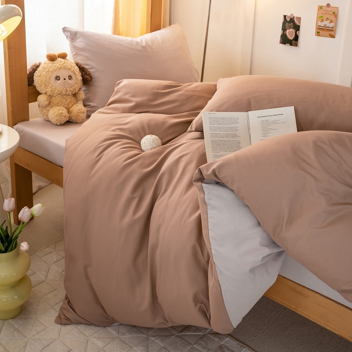 91家纺网 家纺一手货源 找家纺 芷凡家纺 2024新款水洗磨毛纯色双拼学生三件套四件套 红咖+玫瑰金