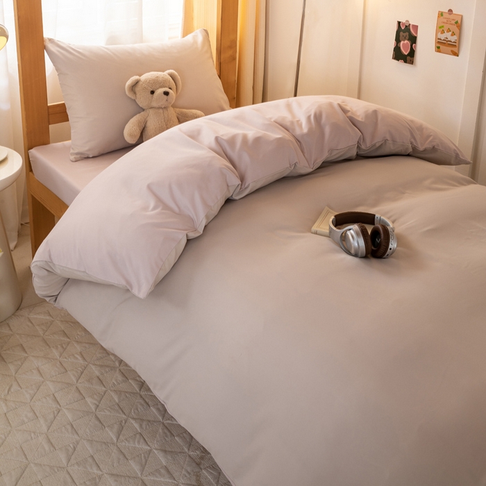 91家纺网 家纺一手货源 找家纺 芷凡家纺 2024新款水洗磨毛纯色双拼学生三件套四件套 杏色+玫瑰金