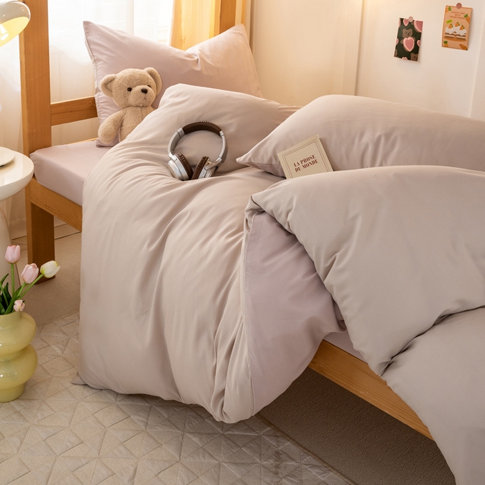 91家纺网 家纺一手货源 找家纺 芷凡家纺 2024新款水洗磨毛纯色双拼学生三件套四件套 杏色+玫瑰金