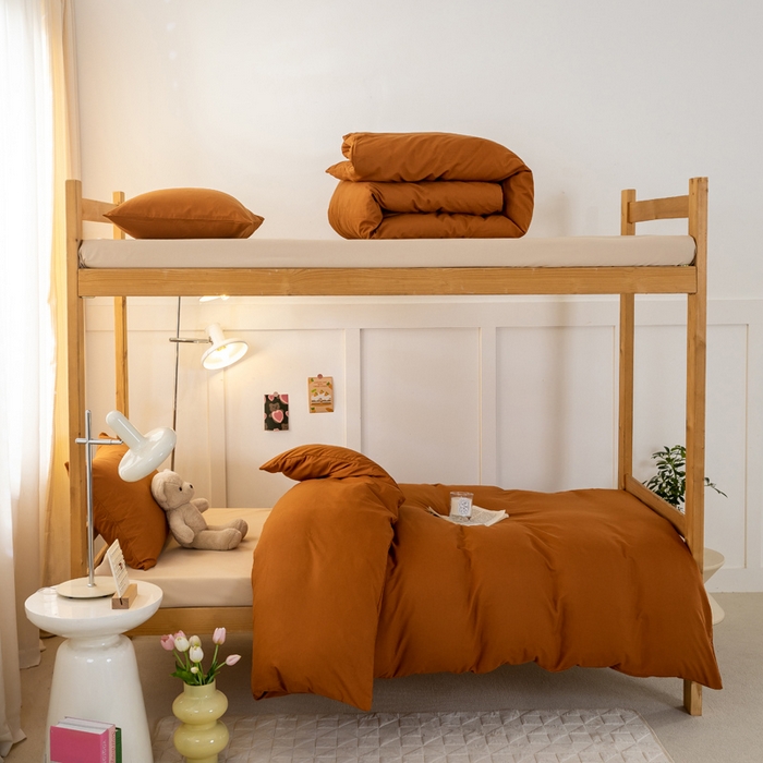 91家纺网 家纺一手货源 找家纺 芷凡家纺 2024新款水洗磨毛纯色双拼学生三件套四件套 焦糖+杏色