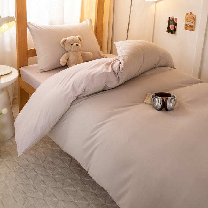 91家纺网 家纺一手货源 找家纺 芷凡家纺 2024新款水洗磨毛纯色双拼学生三件套四件套 杏色+玫瑰金