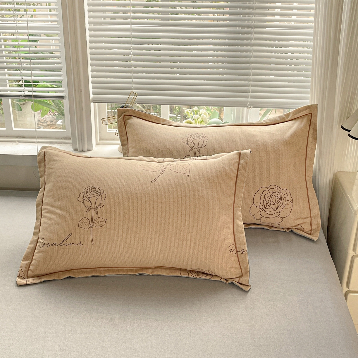 91家纺网 家纺一手货源 找家纺 纽缦家纺 2025新款全棉纯棉磨毛印花单品枕套 枕套单件 法风玫瑰咖