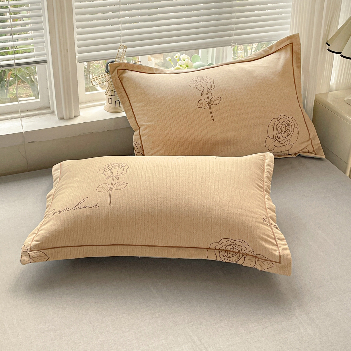 91家纺网 家纺一手货源 找家纺 纽缦家纺 2025新款全棉纯棉磨毛印花单品枕套 枕套单件 法风玫瑰咖