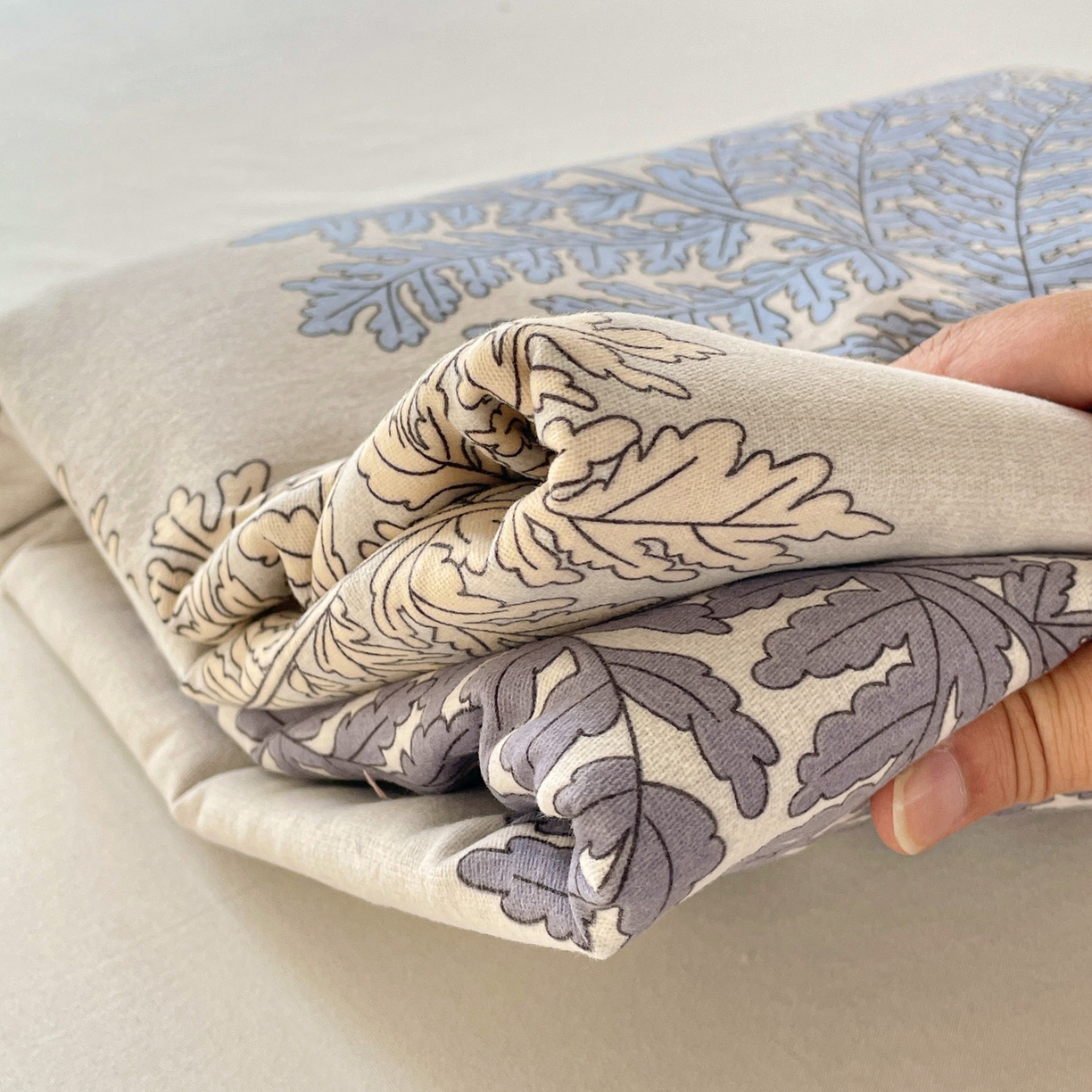 91家纺网 家纺一手货源 找家纺 纽缦家纺 2025新款全棉纯棉磨毛印花单被套 被套单件 岸边蒲草灰