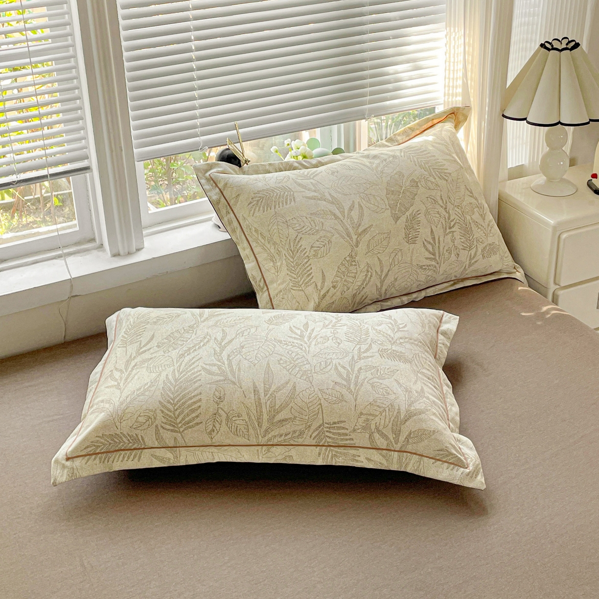 91家纺网 家纺一手货源 找家纺 纽缦家纺 2025新款全棉纯棉磨毛印花单品枕套 枕套单件 叶之舞咖