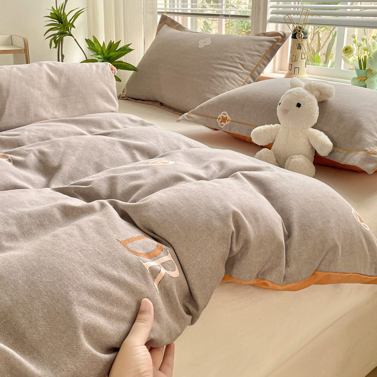 91家纺网 家纺一手货源 找家纺 纽缦家纺 2025新款全棉纯棉磨毛印花单被套 被套单件 迪诺之旅灰