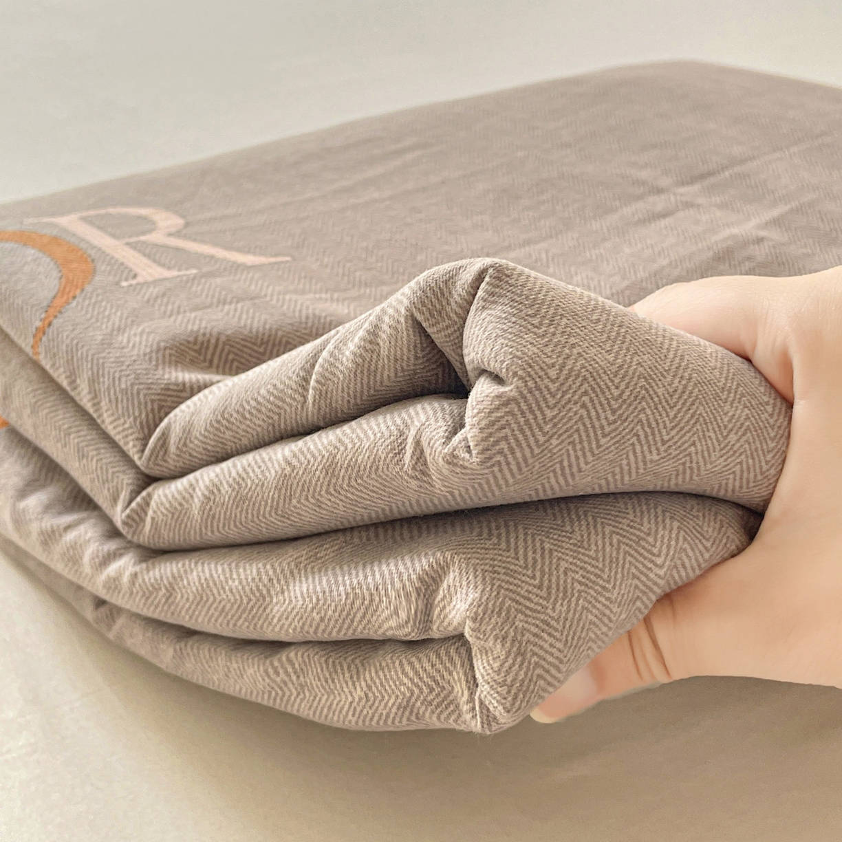 91家纺网 家纺一手货源 找家纺 纽缦家纺 2025新款全棉纯棉磨毛印花单被套 被套单件 迪诺之旅灰