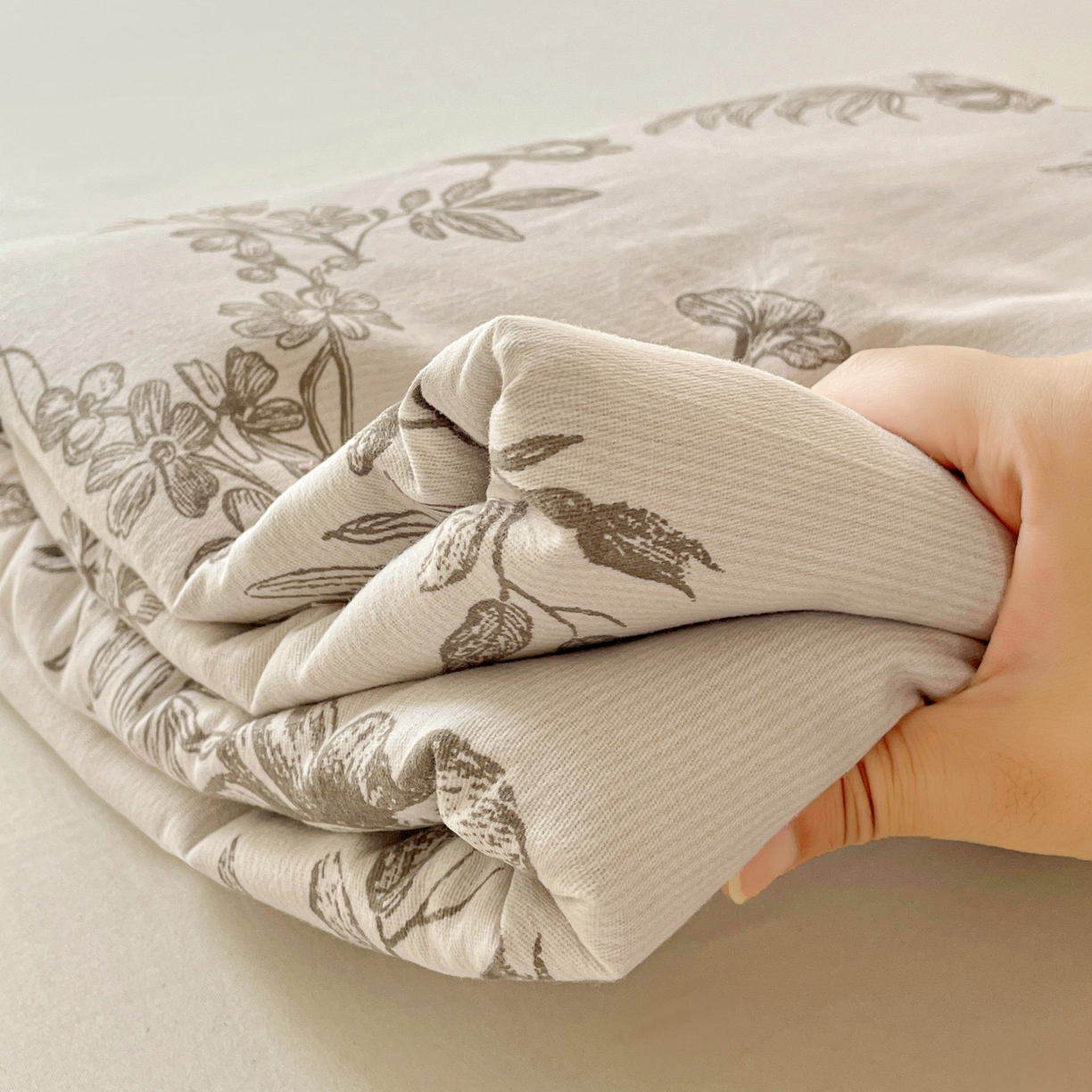 91家纺网 家纺一手货源 找家纺 纽缦家纺 2025新款全棉纯棉磨毛印花单被套 被套单件 复古花意灰