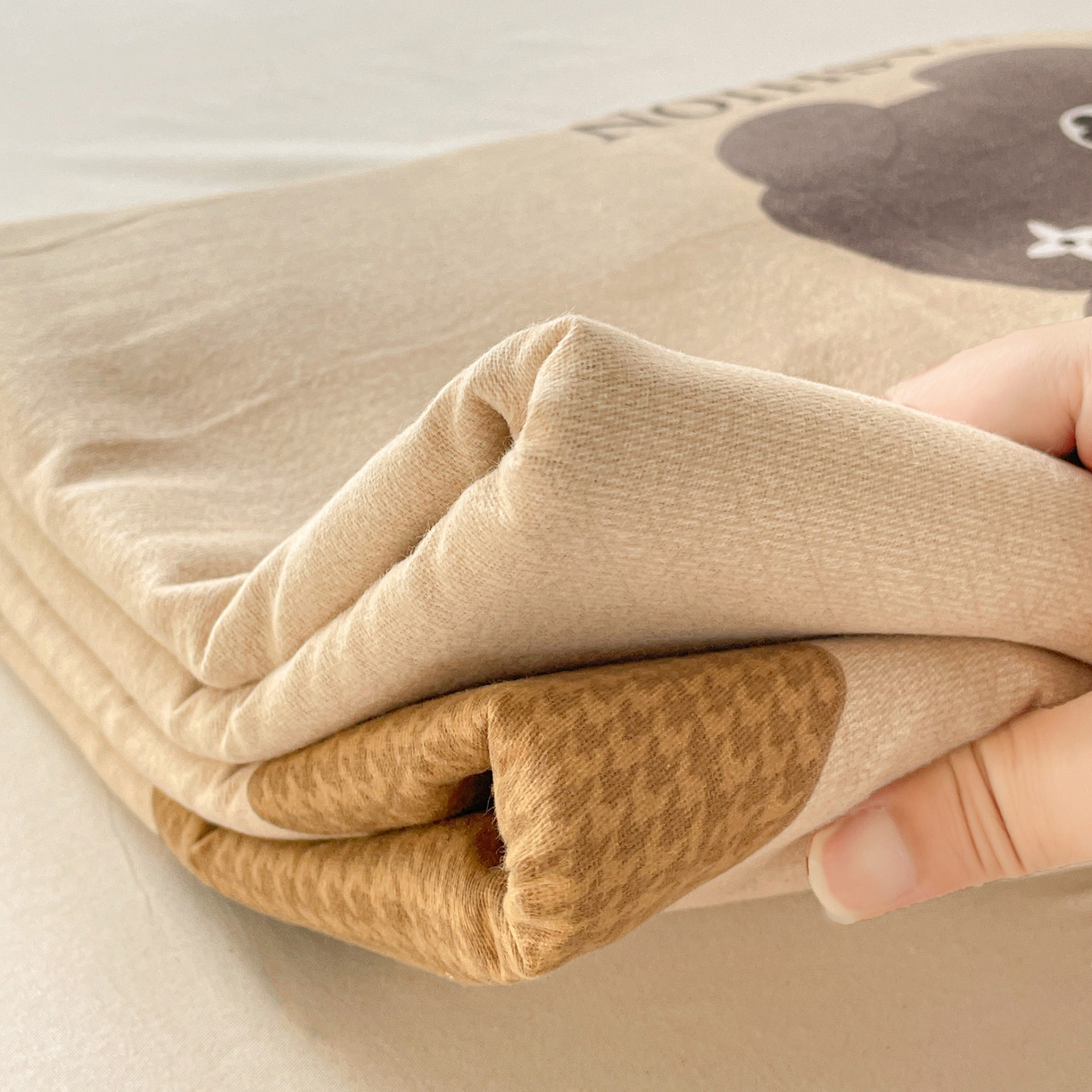 91家纺网 家纺一手货源 找家纺 纽缦家纺 2025新款全棉纯棉磨毛印花单被套 被套单件 欧尼熊灰