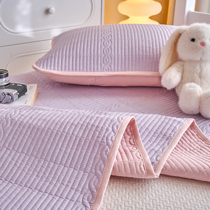 91家纺网 家纺一手货源 找家纺 X猫先生 2025新款全棉学生床盖纯色夹棉床单床护垫少女风撞色-糖果系列 糖果-丁香紫