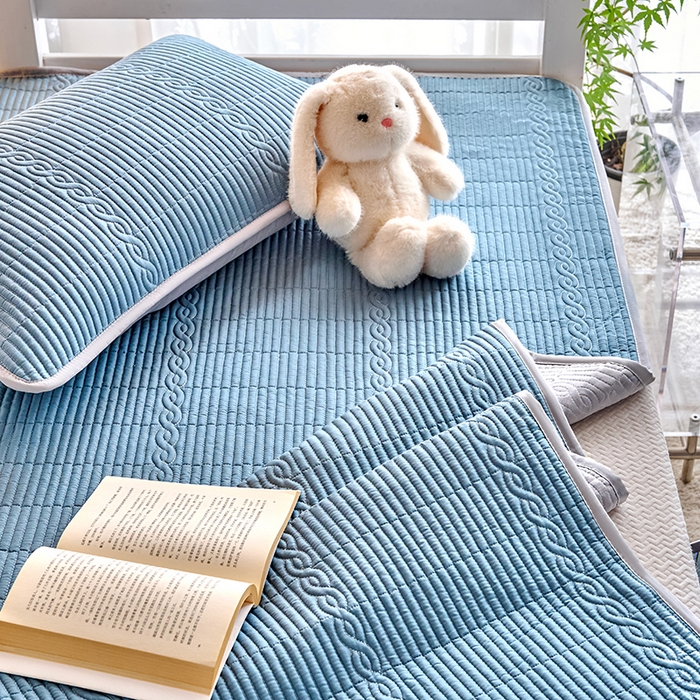 91家纺网 家纺一手货源 找家纺 X猫先生 2025新款全棉学生床盖纯色夹棉床单床护垫少女风撞色-糖果系列 糖果-天青蓝