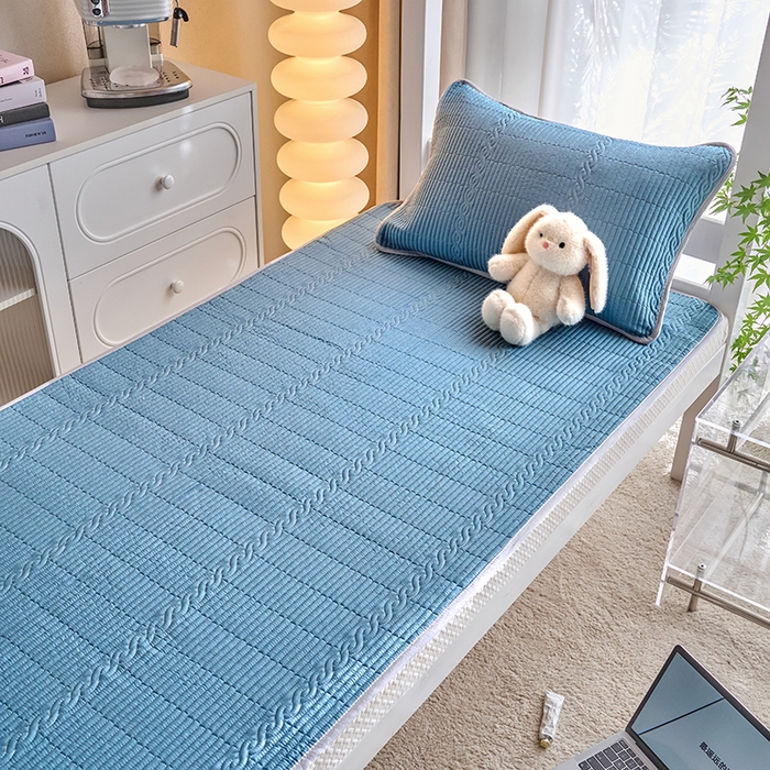 91家纺网 家纺一手货源 找家纺 X猫先生 2025新款全棉学生床盖纯色夹棉床单床护垫少女风撞色-糖果系列 糖果-天青蓝