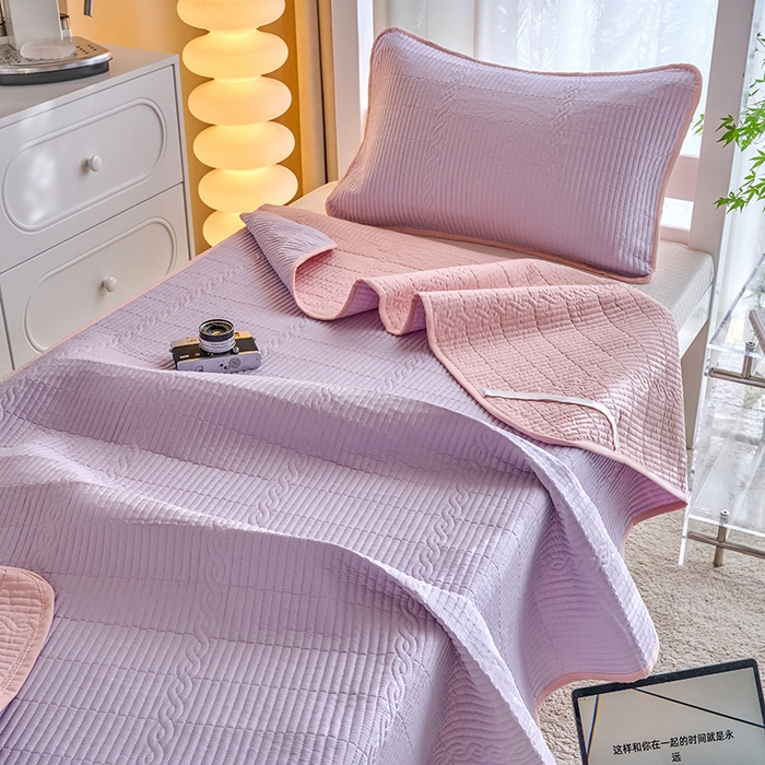 91家纺网 家纺一手货源 找家纺 X猫先生 2025新款全棉学生床盖纯色夹棉床单床护垫少女风撞色-糖果系列 糖果-丁香紫