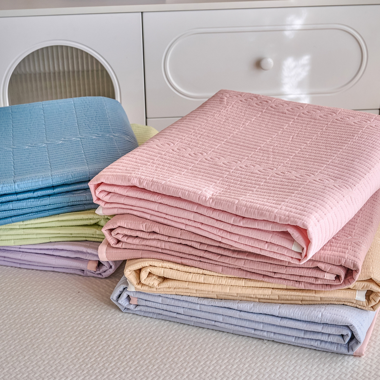 91家纺网 家纺一手货源 找家纺 （总）X猫先生 2025新款全棉学生床盖纯色夹棉床单床护垫少女风撞色-糖果系列