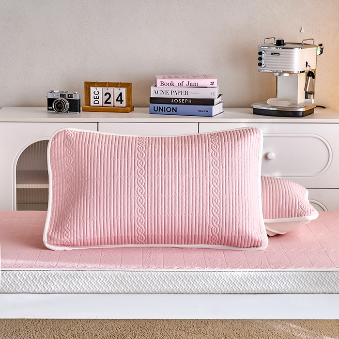 91家纺网 家纺一手货源 找家纺 X猫先生 2025新款全棉学生床盖纯色夹棉床单床护垫少女风撞色-糖果系列 糖果-水柿粉