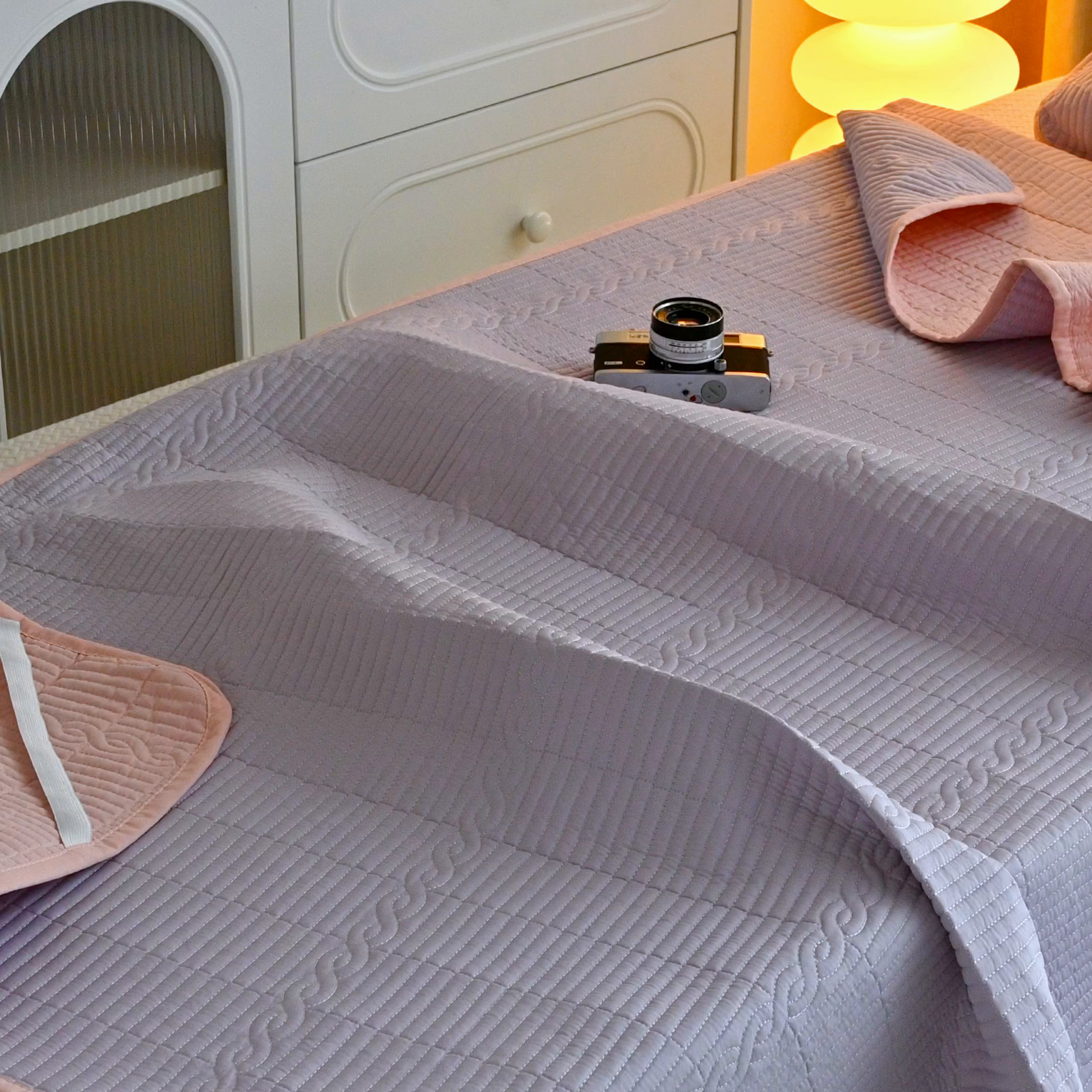 91家纺网 家纺一手货源 找家纺 X猫先生 2025新款全棉学生床盖纯色夹棉床单床护垫少女风撞色-糖果系列 糖果-丁香紫