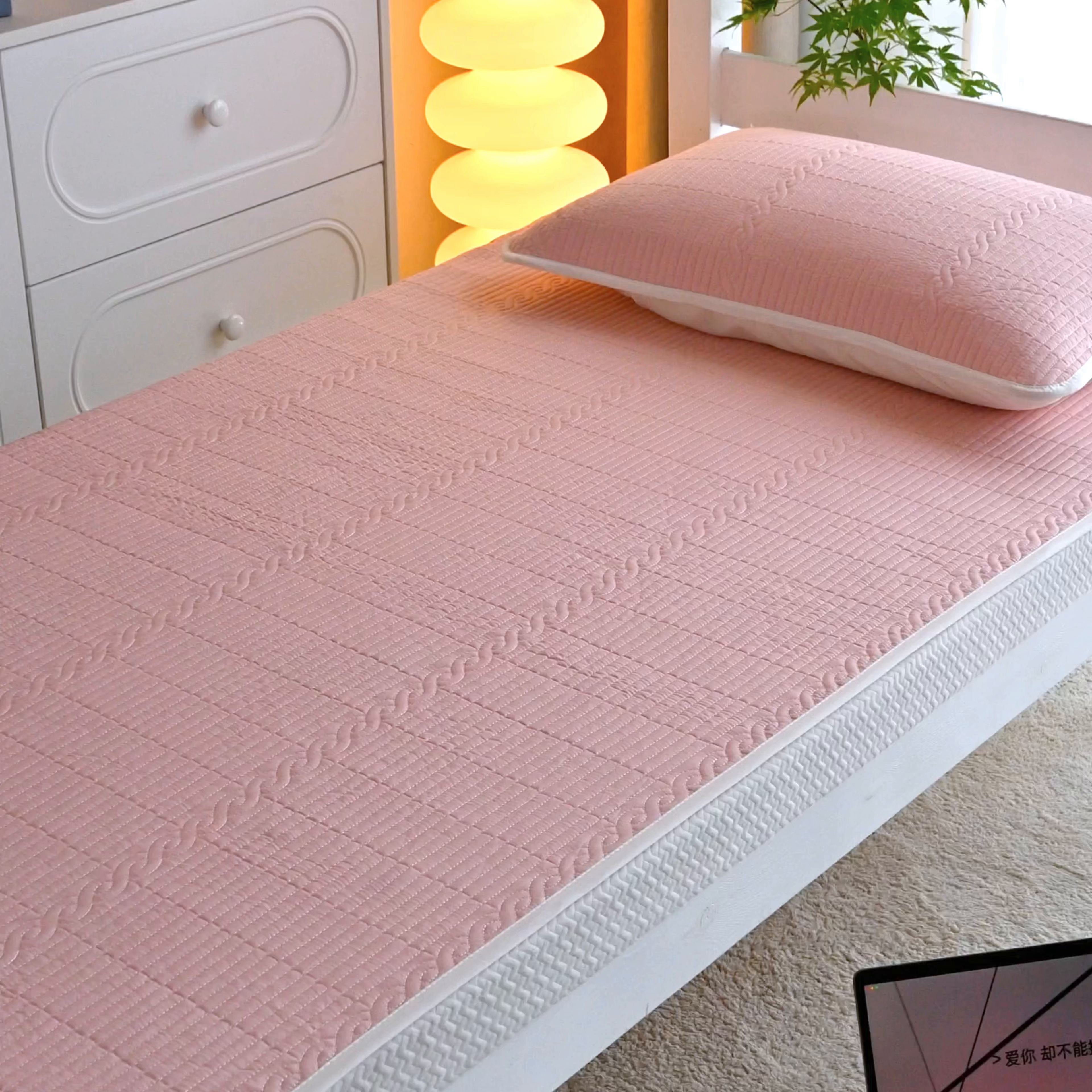 91家纺网 家纺一手货源 找家纺 X猫先生 2025新款全棉学生床盖纯色夹棉床单床护垫少女风撞色-糖果系列 糖果-水柿粉