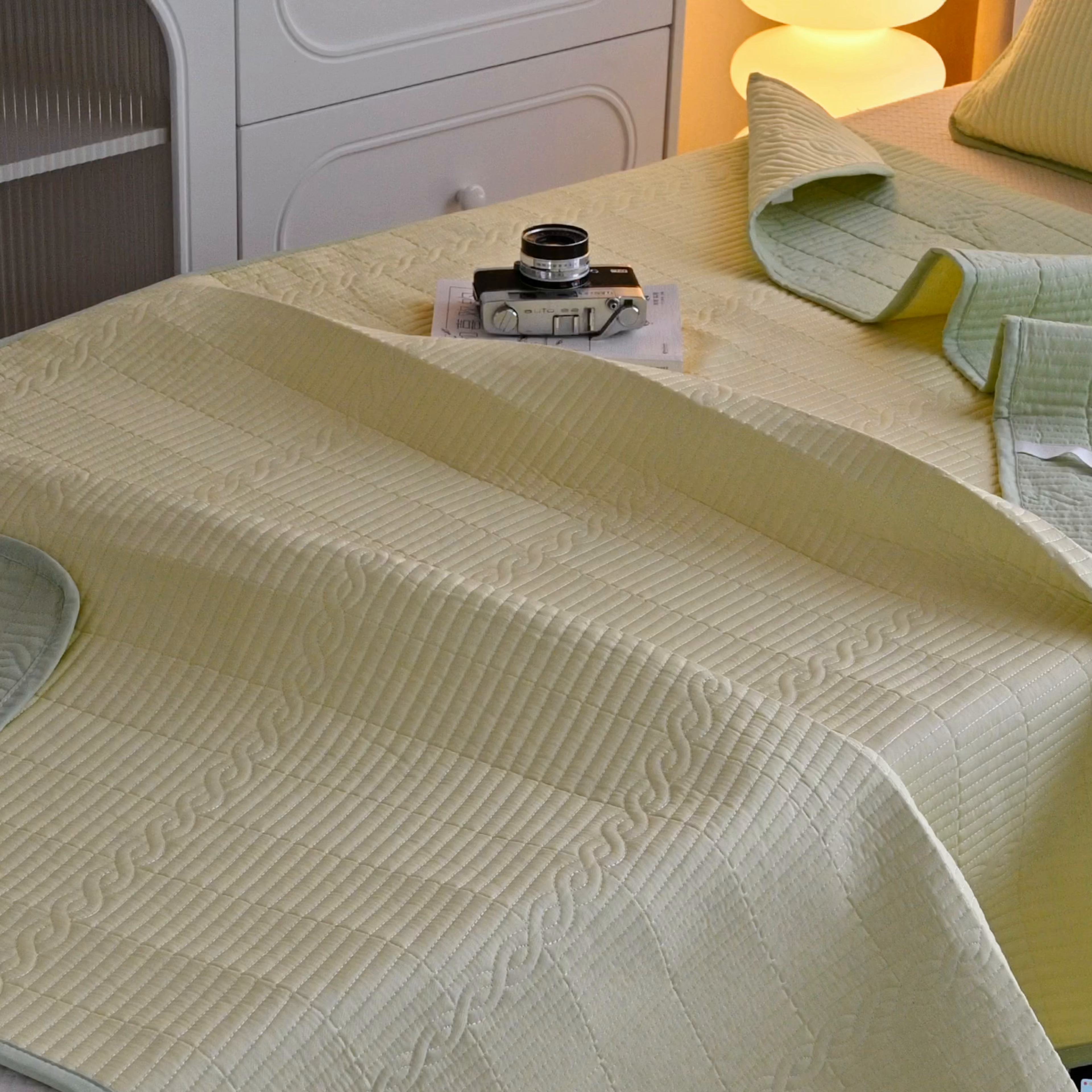 91家纺网 家纺一手货源 找家纺 X猫先生 2025新款全棉学生床盖纯色夹棉床单床护垫少女风撞色-糖果系列 糖果-月光黄