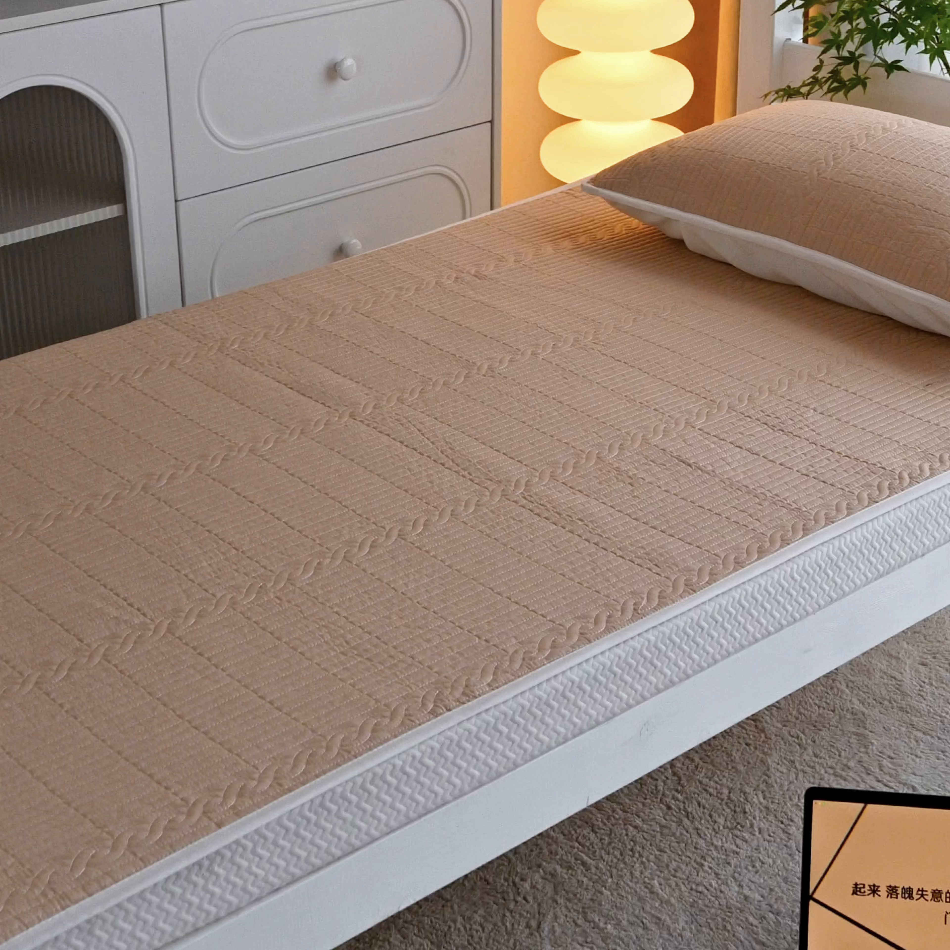 91家纺网 家纺一手货源 找家纺 X猫先生 2025新款全棉学生床盖纯色夹棉床单床护垫少女风撞色-糖果系列 糖果-奶茶