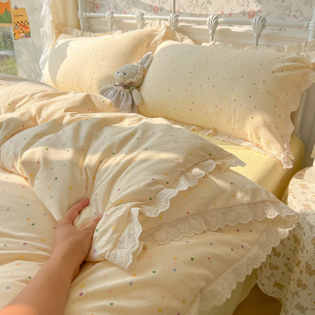 91家纺网 家纺一手货源 找家纺 韩巢家纺 2025新款蝴蝶花边直播热销款四件套开学季韩系学生宿舍床上三件套-（提供卖家秀） 波点世界【蝴蝶花边款】