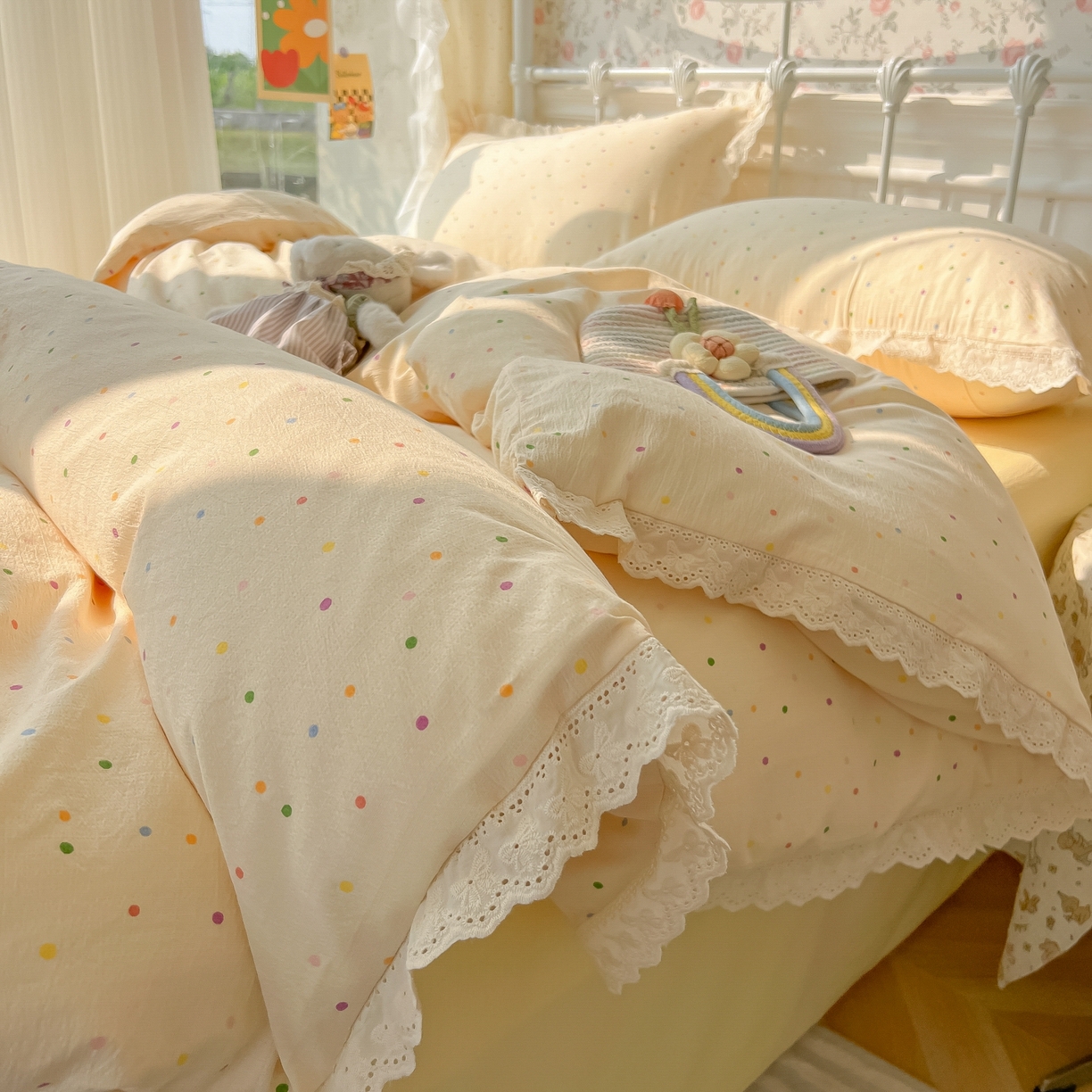 91家纺网 家纺一手货源 找家纺 韩巢家纺 2025新款蝴蝶花边直播热销款四件套开学季韩系学生宿舍床上三件套-（提供卖家秀） 波点世界【蝴蝶花边款】