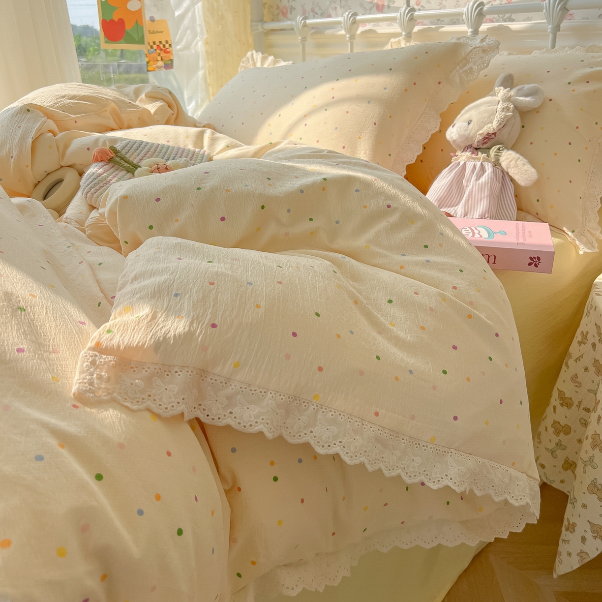 91家纺网 家纺一手货源 找家纺 韩巢家纺 2025新款蝴蝶花边直播热销款四件套开学季韩系学生宿舍床上三件套-（提供卖家秀） 波点世界【蝴蝶花边款】